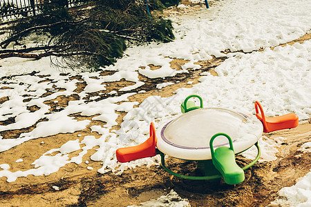 冬季在雪下的儿童游乐场图片