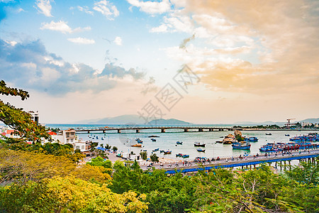 越南 Nha Trang 凯河和城市的景象码头旅游树木港口运输国家景观风景建筑长艇图片