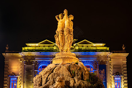 在法国蒙彼利埃市背景上建起的 三恩典与歌剧 雕像文化雕塑照明喜剧片建筑学历史性旅游纪念碑蓝色美德背景图片