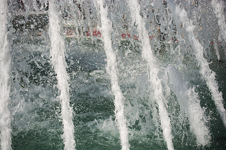 喷泉在粪便中涌出闪亮的水水池喷射淋浴公园飞溅液体图片