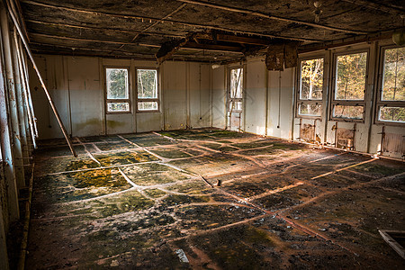 废弃建筑中被毁坏的房间 Urbex位置图片