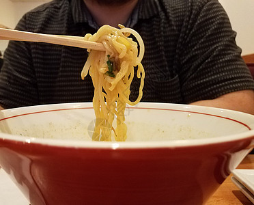 在红碗里吃面 用筷子背景图片