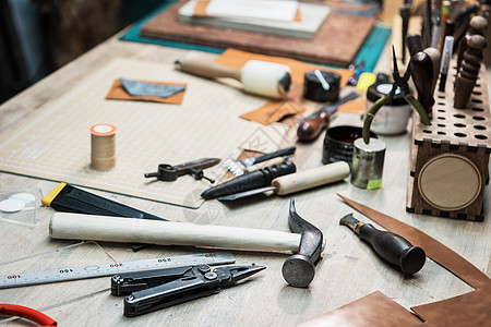 皮革工作的一些工具店铺鞋类缝纫作坊剪刀桌子精神前锋工艺职场图片