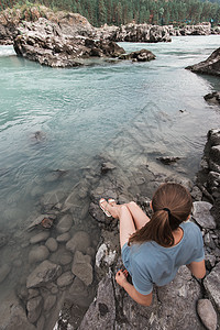 在河边休息的女人女孩成人环境自由闲暇森林旅行女性游客享受图片