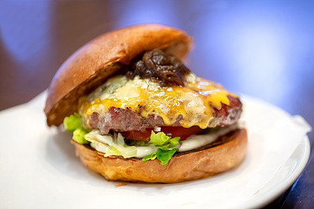 靠近一个多汁的汉堡美食沙拉营养午餐食物盘子菜单餐厅牛肉烧烤图片