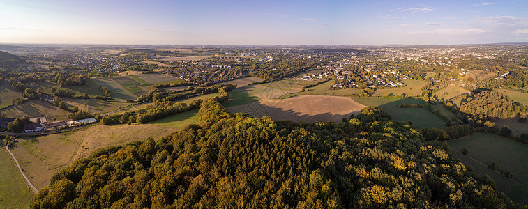 Eifel地区的德国城市Aachen旁边的草地和荒原空中全景背景图片