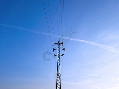 蓝色天空背景的高压电线和缆绳危险工程电气活力电压警告环境紧张电缆基础设施图片