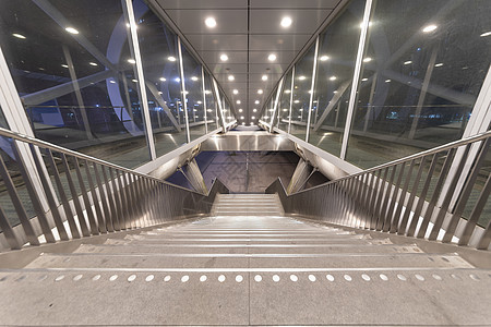 区在荷兰入口东自动扶梯夜间从海牙电车站出来荷兰城市路面铁路街道电车建筑物交通民众商业书房图片