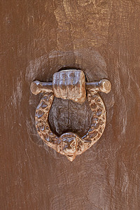 古意大利式的敲门器门把手入口建筑青铜危险风格木头黑色棕色黄铜图片
