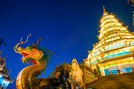 深夜美丽的龙雕塑 有黑暗的天空背景 泰国北部清莱清莱寺庙艺术地标宗教节日旅游雕像金子崇拜教会图片