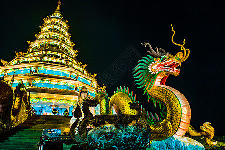 深夜美丽的龙雕塑 有黑暗的天空背景 泰国北部清莱清莱雕像艺术地标金子教会文化功夫寺庙旅行庆典图片