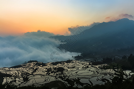 日出时 天亮时圆阳水稻梯田及其神秘云海的空中观察图片
