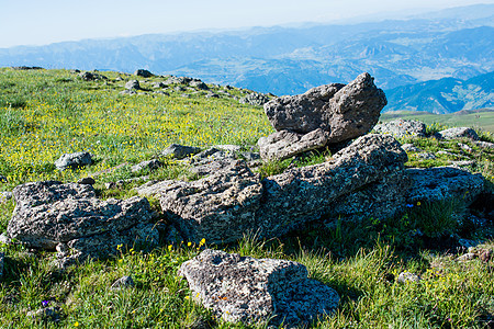 土耳其阿尔特文高地山丘的景象岩石爬坡地区顶峰高地高原场景美丽太阳草地图片