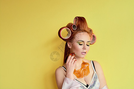 年轻红发女人手 脸 身体和胸口上涂着粉糊的红发女孩发型卷发器卫生糖浆手臂化妆品护理皮肤按摩程序图片