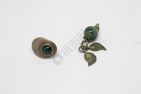 绿色绿宝石的古金银耳环图片