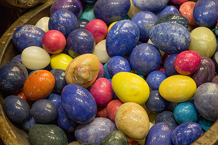 以多彩蛋形式出现的大理石白色椭圆石头椭圆形鸡蛋石背景图片