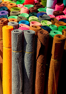 数十个彩色织布卷放风格材料彩虹小地毯店铺纺织品地毯墙纸织物装饰背景图片