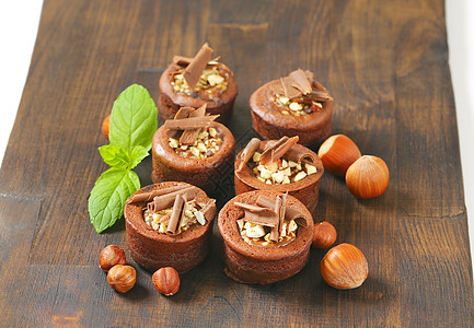 小型巧克力栗子蛋糕坚果奶油圆形甜点食物配料饼干榛子图片