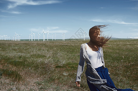 在风力涡轮机旁边 长发缠头发的女人资源发电水平生活方式燃料力量能源环境保护开襟衫轮机图片