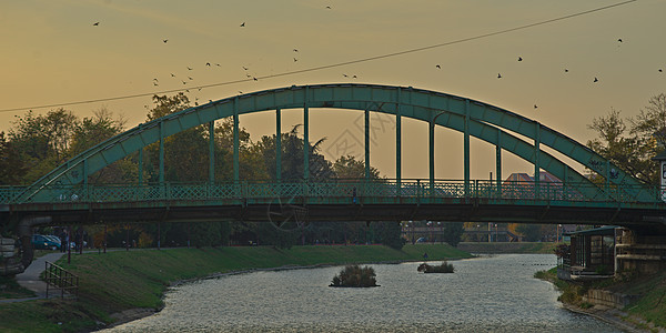 跨越塞尔维亚Zrenjanin地区Begej河的钢桥地标旅行全景金属建筑行人反射游客天空穿越图片