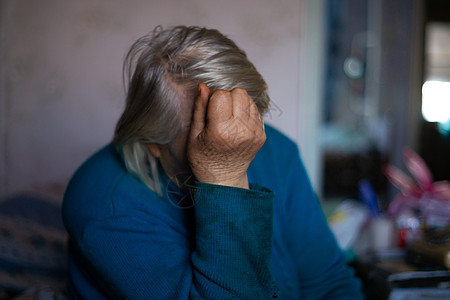 白头发老女人用手遮住她的脸 女人很悲伤 在村里生活悲惨 年老不好 低光照片图片