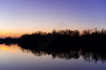 与树和湖的蓝色时间晚上天空风景在前景 蓝色时间日落 完美的蓝绿色和橙色 低光曝光不足的照片海滩紫色海景风暴海洋旅行橙子太阳库存日图片