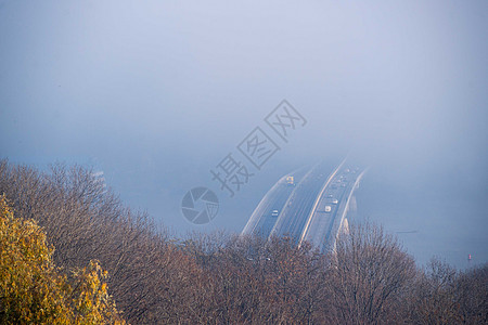 汽车点烟秋雾和河钢桥 地铁列车背景模糊 森林在前景之下建筑城市警告工作街道汽车技术现代化建筑学机器背景