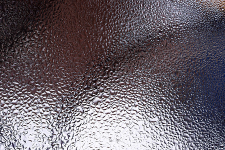 玻璃窗上的水滴紧靠着模糊的背景 在宏中滴 窗口特写镜头上的冷凝水 湿空气液体气候水分蒸汽温度气泡塑料天气墙纸框架图片