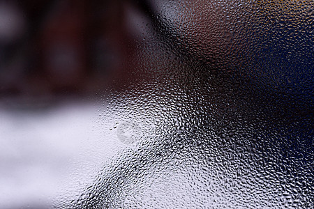 玻璃窗上的水滴紧靠着模糊的背景 在宏中滴 窗口特写镜头上的冷凝水 湿空气环境塑料蓝色湿度液体房子气候玻璃天气水分图片