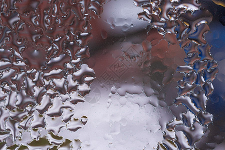 玻璃窗上的水滴紧靠着模糊的背景 在宏中滴 窗口特写镜头上的冷凝水 湿空气气泡蒸汽墙纸模具玻璃塑料温度气候水分蓝色图片