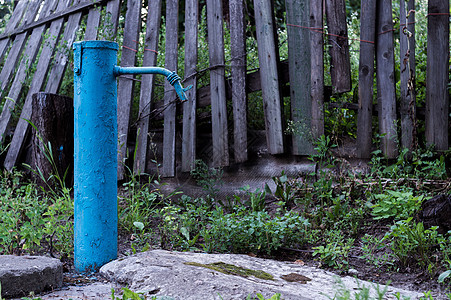 蓝色破碎的水合水龙头 油漆很旧 裂开消防栓古董村庄背景图片