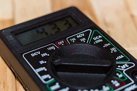 木地板上的数字测量万用表 它显示 4 33V 或充满电的电池 包括电压表电流表欧姆表电子产品展示诊断工程电气测试实验室木板电工测图片