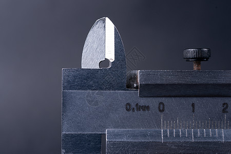 复古钢卡钳工具特写 卡尺提示和重点刻度 工具状况非常好 以公制单位为单位 以毫米为步长 在模糊的灰色背景上的股票照片游标技术乐器图片