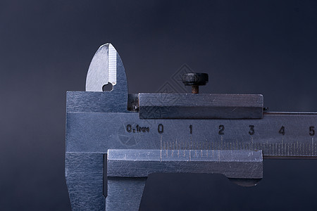 复古钢卡钳工具特写 卡尺提示和重点刻度 工具状况非常好 以公制单位为单位 以毫米为步长 在模糊的灰色背景上的股票照片技术机械统治图片