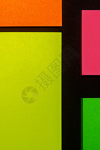 黑纸上的绿黄橙和玫瑰色彩色办公室贴纸 作为提醒 隔离在黑纸上记事本别针插图记忆木板空白绿色粉色工作蓝色图片