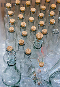 一套空的小透明瓶子集玻璃脚凳液体图片