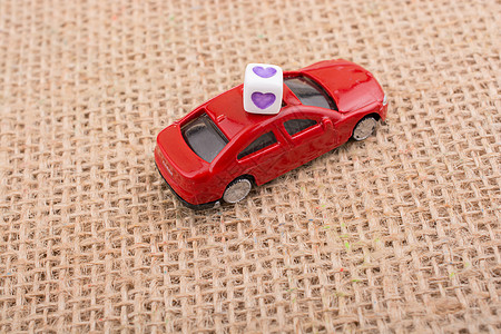 红玩具车上的心脏立方体旅行交通发动机亚麻车轮红色运输车辆解雇速度图片