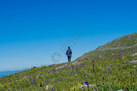 年轻人去远游顶峰闲暇草地冒险假期晴天生活踪迹爬坡锻炼图片