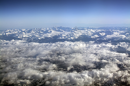 瑞士阿尔卑斯山高雪山顶高山森林爬坡蓝色天空飞行荒野风景滑雪航班图片