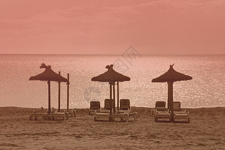 3个阳伞海滩图片