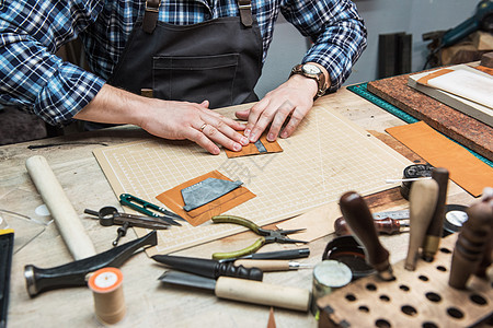 皮革制品手工工艺生产的概念木头桌子工人制造业鞋类工具钱包精神工匠皮匠图片