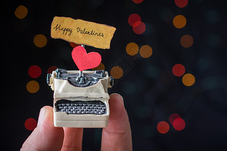 情人节的爱情概念 在打字机上礼物求爱者女人追求者蜂蜜男人女朋友纪念日火焰未婚夫图片