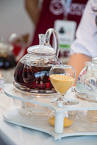 在展示的玻璃茶壶中的草药茶黄色白色棕色草本酒厂饮料文化概念餐具味道图片