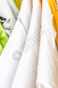 白色的 彩色的麻布和毛巾 将用在衣服上烘干衣绳洗衣家庭纺织品家务夹子衣夹晴天太阳绳索图片