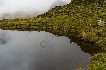 美丽的山地风景景观下雨山脉假期远足图片