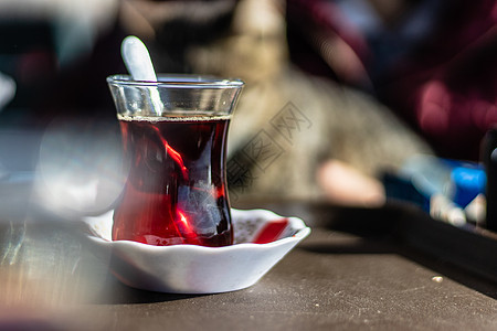 用传统土豆薄腹玻璃杯的特制茶叶图片