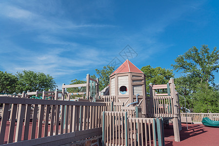 美国公共公园木制游乐娱乐区美国公园健身房天空城堡地面孩子们童年房子玩具闲暇楼梯图片
