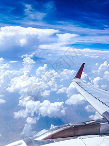 从飞机窗口中查看天空风景太阳内饰方式机翼翅膀旅行假期鸟瞰图图片