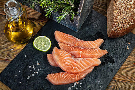红鱼和红油鱼片水果香菜饮食蔬菜石板钓鱼美食筹码桌子图片