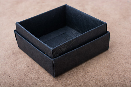 棕色背景的黑色礼品盒白色礼物盒礼物惊喜婚礼叶子盒子展示问候语庆典图片